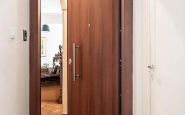 Neoclassical Athenian 2-bed Apt Balcony