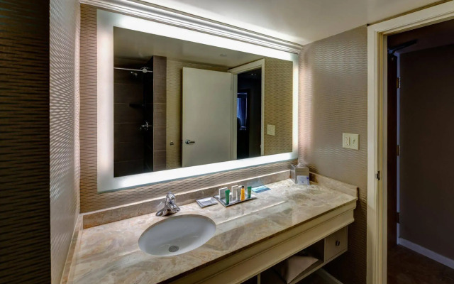 DoubleTree by Hilton Akron Fairlawn