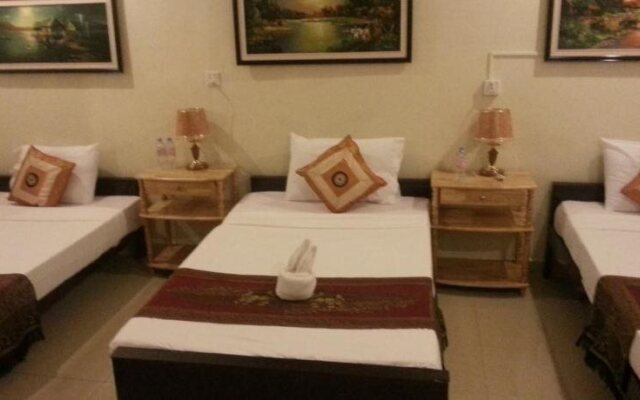 Moon River Guesthouse & Restaurant
