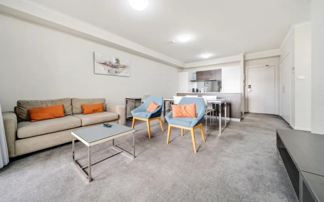 Comfy 2-bed Near the Lake With Secure Parking