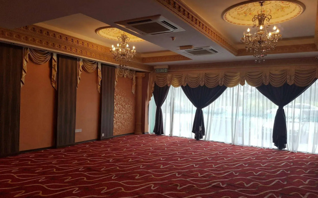 The Grand Orange World Hotel