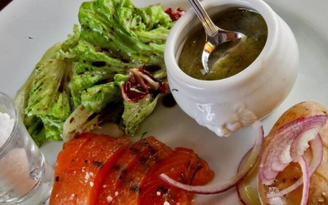 Logis Hostellerie de lAuberge de LÉtang Bleu