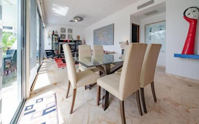 Beachside Retreat - Mujeres Bailando