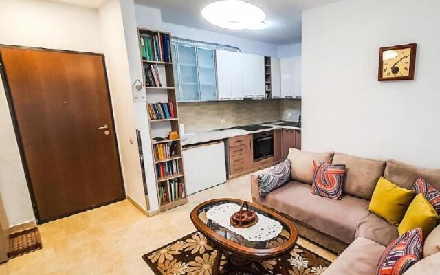 Cozy 1 Bedroom apartment near parks, cafes & restaurants