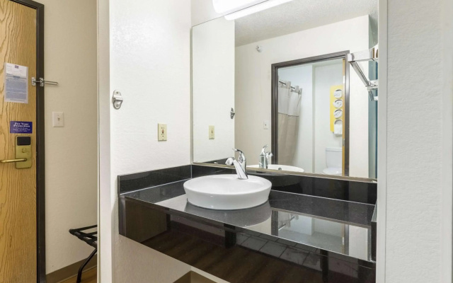 Motel 6 Indianapolis, IN - Southport