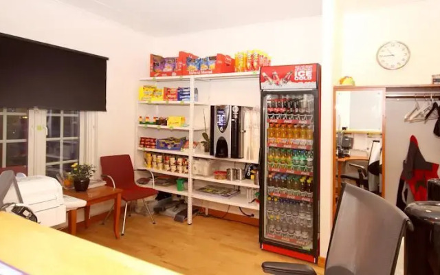 Airport Motel & Apartment - Hostel