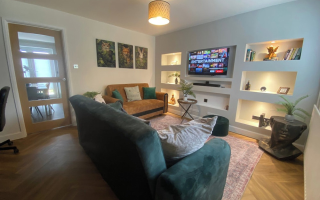 Cozy Bedford Home With 3 Bedrooms
