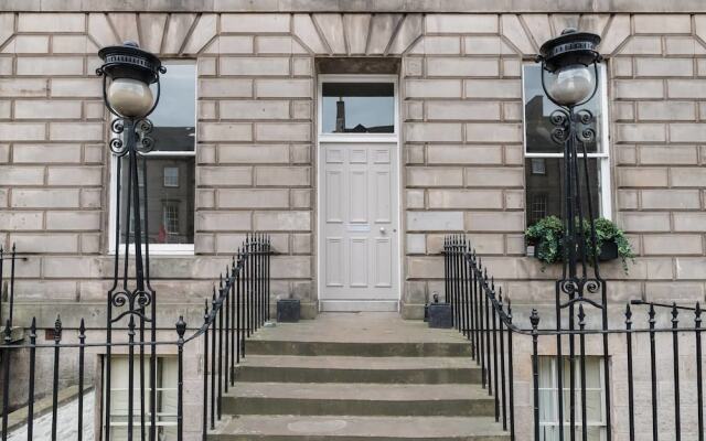 JOIVY York Place Apartment in Georgian City Centre Building