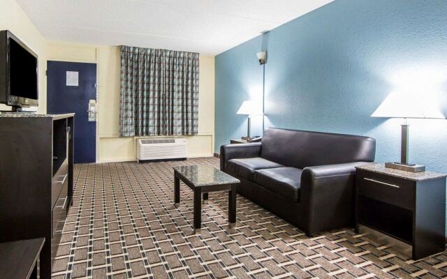 OYO Hotel Knoxville TN Cedar Bluff I-40