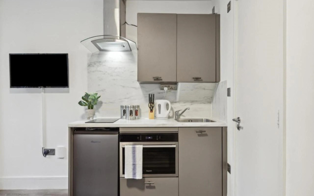 STH Sutherland Avenue Apartment
