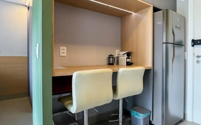 Studio novíssimo, completo e muito bem localizado