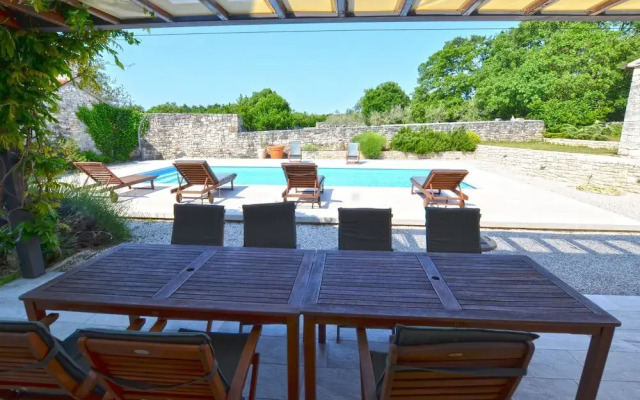 Majestic Rustical Kanfanar Villa With Pool