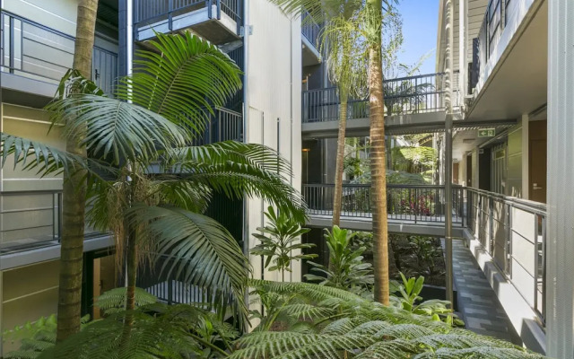 Footsteps to the Heart of Noosa and a View!