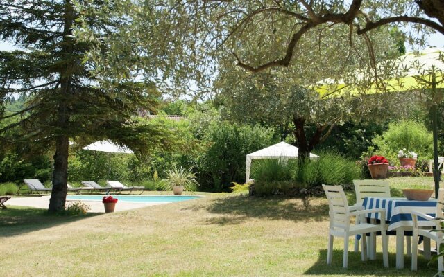 Provencal villa with heated private pool and panoramic views 2 km from village