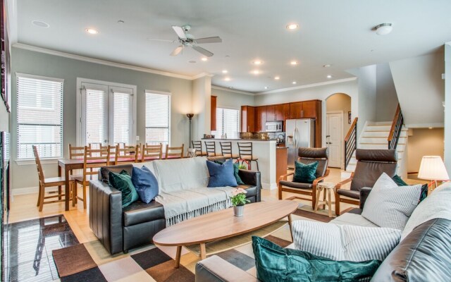 Stylish Three-story Oak Lawn House