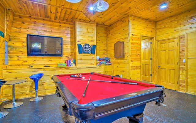 A Beautiful View Cabin: Game Room & Hot Tub