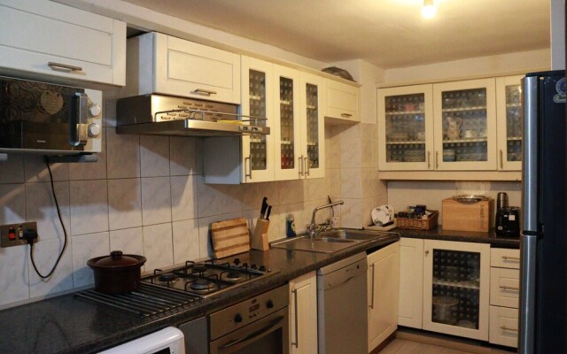 Comfortable 2-bed House in London Zone 2