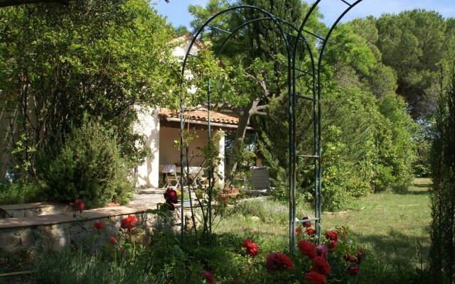 Charming Hunting Lodge near Loupian with garden