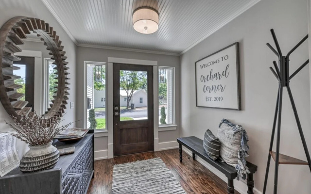 Modern Luxurious Home-w/game Room and Firepit!