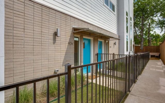 Upscale 2 bedroom Dallas TownHome