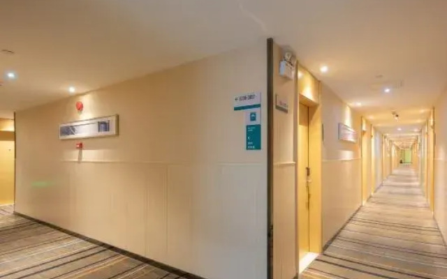 Haipeng Hotel (Shenzhen Xixiang Metro Station)