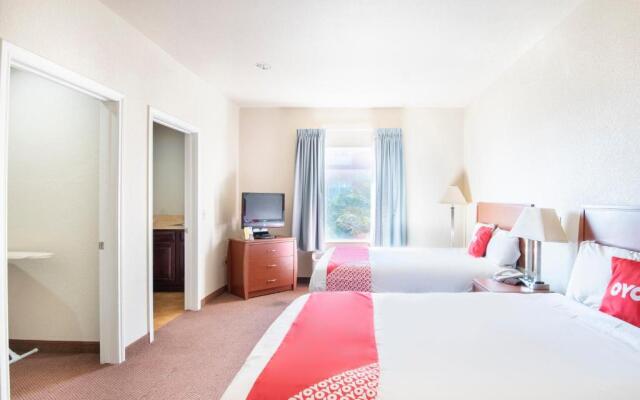 OYO Townhouse Clute Lake Jackson