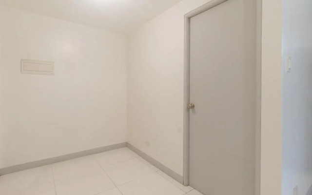 RedDoorz @ The Vjour Hotel Makati