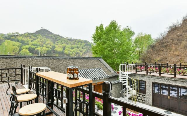 Mountain Art Courtyard