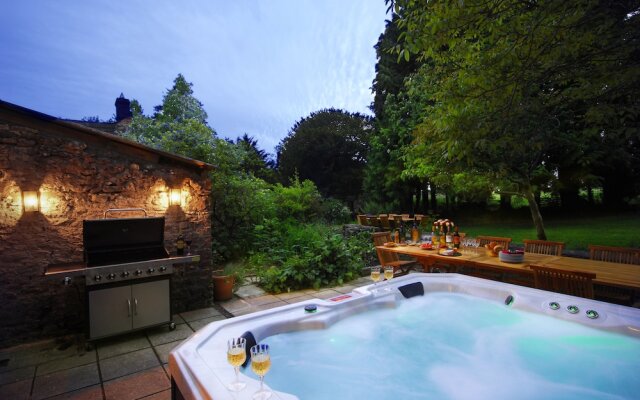 Beautiful 5bedroom house sleeps13 hottub