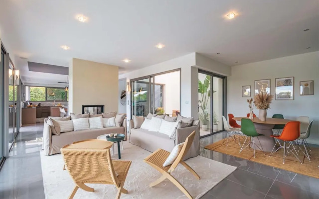 Villa 4 Bedrooms 8 PAX