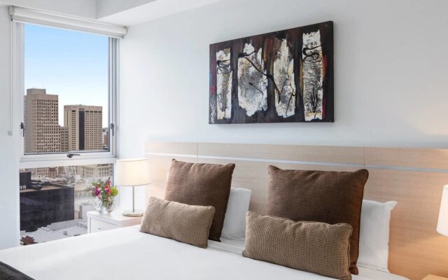 2BR Epic Views CBD 2 Cars Pool Wine Gym Netflix