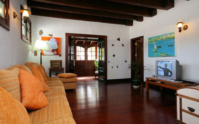 Comfortable Villa in Haría With Swimming Pool