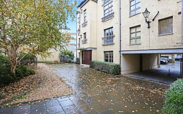 JOIVY Apartment Near The Royal Mile With Parking