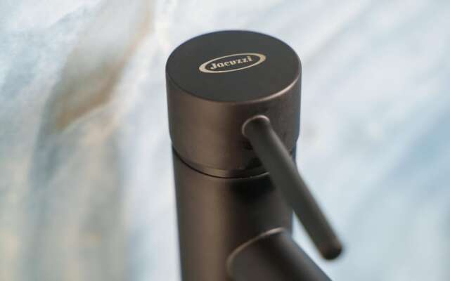 Welcomely - Deluxe Room - Amii Stewart