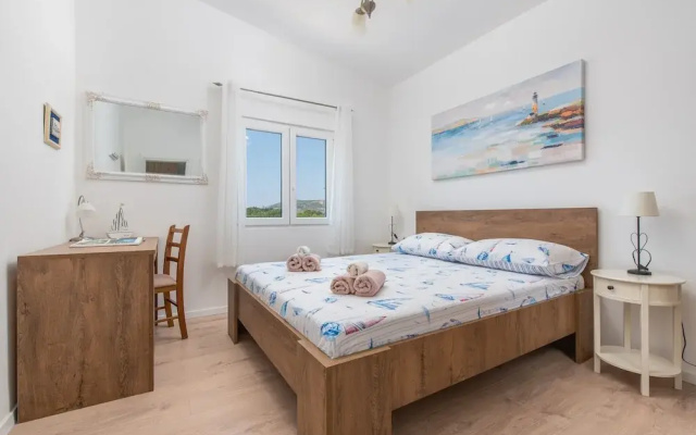 Beachfront villa Mihovil w. beach access