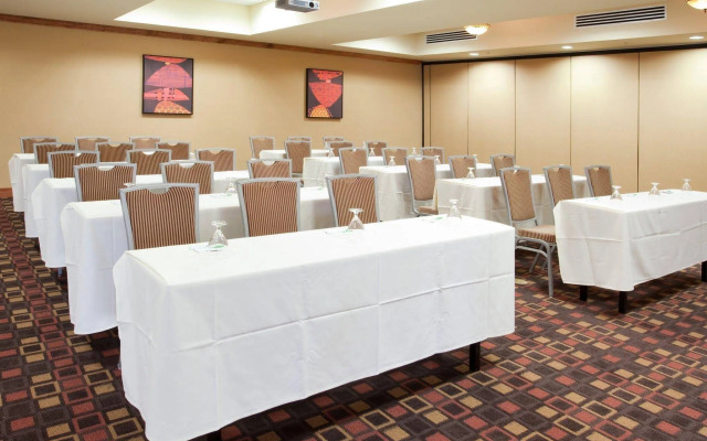 Holiday Inn & Suites Oakland Airport by IHG