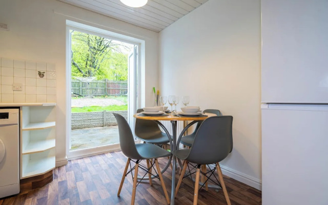 2 Bed-sleeps 4-private Garden- Free Parking