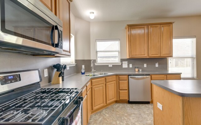 Pet-friendly Pearland Home ~ 21 Mi to Houston!