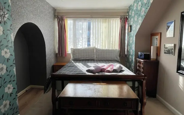 Sheffield's 3BR Retreat