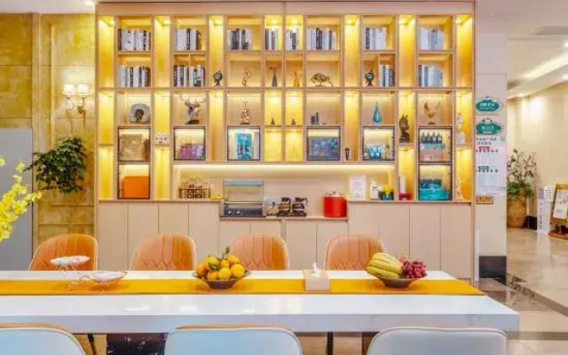 Vienna Hotel(Hezhou Lingfeng Plaza Diversified Global City Store)