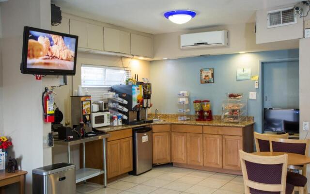 Townhouse Inn & Suites