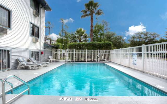 Super 8 by Wyndham Gainesville I-75 Hospital University Area