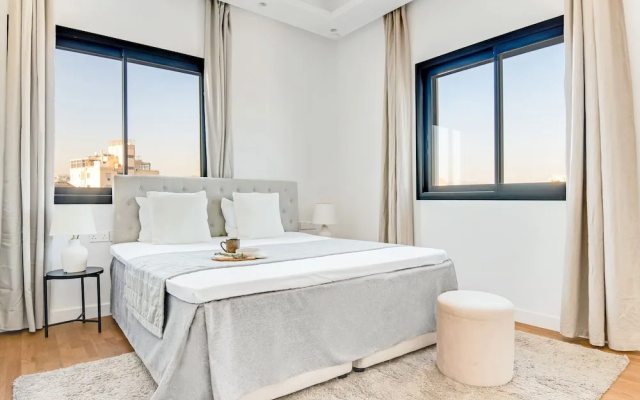 Sanders Crystal 2 - Lovely 2-bdr Apt With Shared Rooftop