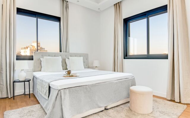 Sanders Crystal 1 - Large 4-bdr Penthouse With Shared Pool