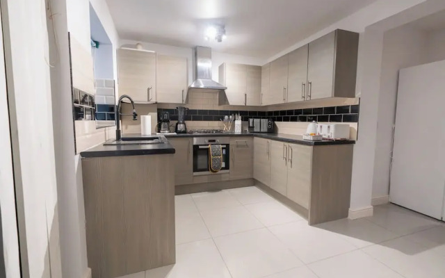 D'luxe 5 Beds Home in Isleworth London
