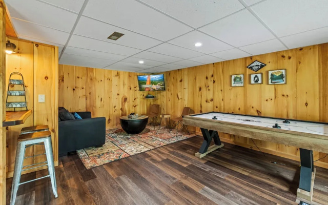 Cabin w/ Hot Tub, Theater & Games!