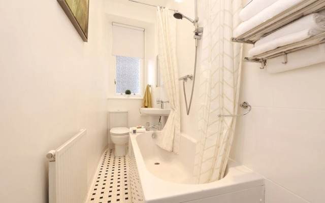 JOIVY Stunning Ground-floor 2bedrm New Town Apt