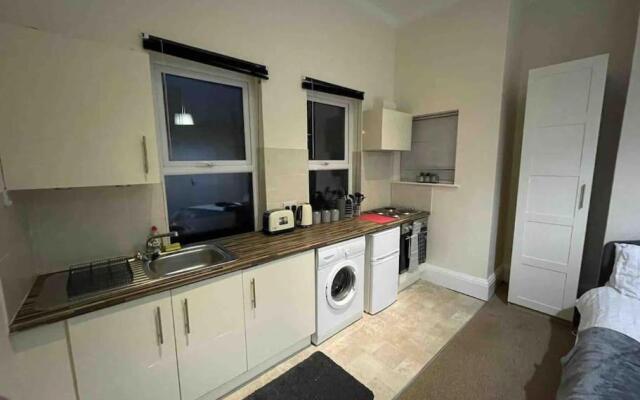 Modern studio apartment - great location!