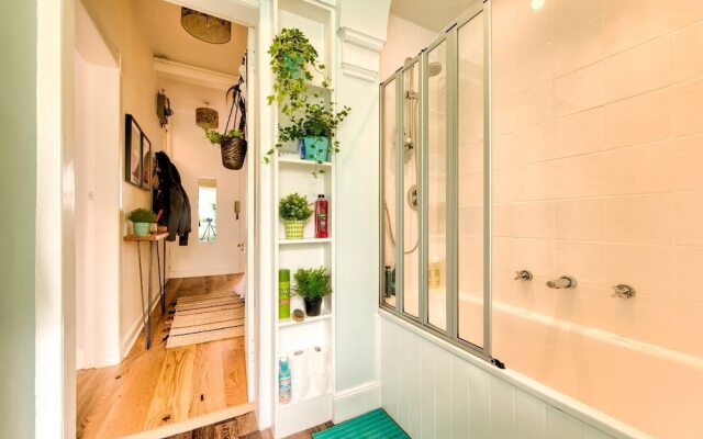 Bright and Airy Apartment in Canonmills