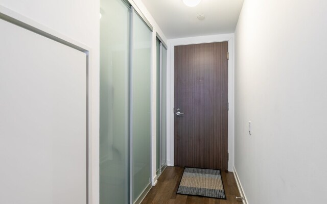 Stylish and Bright 1BR Condo King West